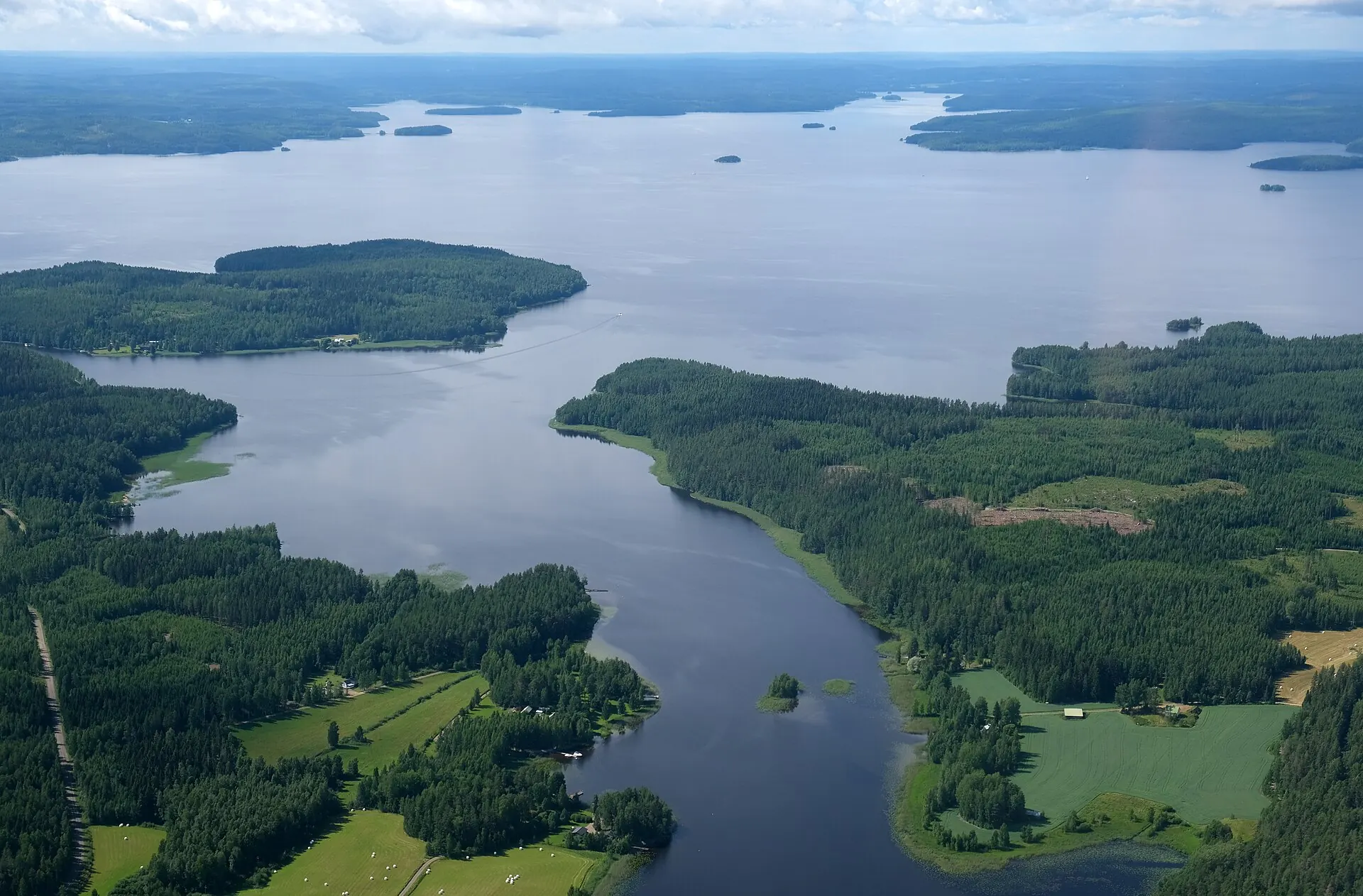 Päijänteen salmia ja peltoja ilmasta